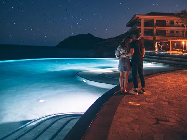 Piscina coberta com iluminação LED azul