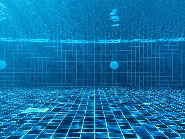 Piscina com água limpa e boia