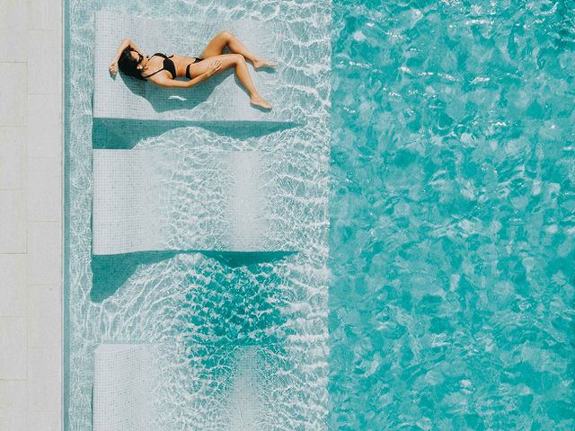 Vista aérea de piscina com hidromassagem